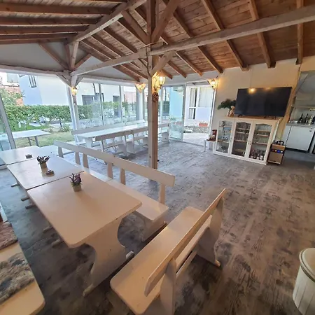 Ваканционна къща Ivelin House *