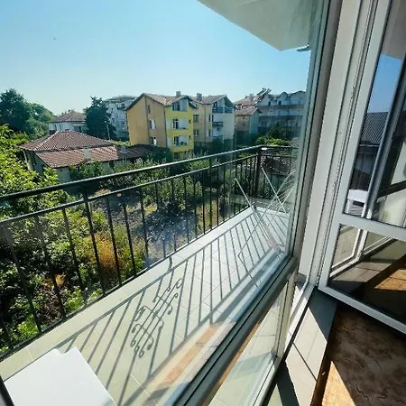 Ваканционна къща Ivelin House *