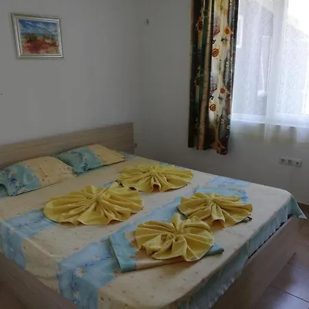 Ваканционна къща Ivelin House *