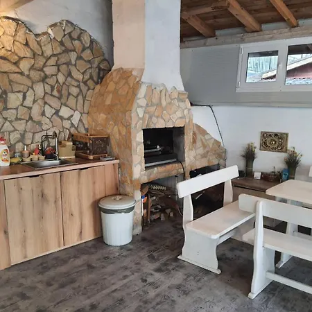 Ваканционна къща Ivelin House